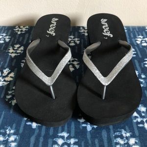 New never worn Reef Krystal Star Flipflops!